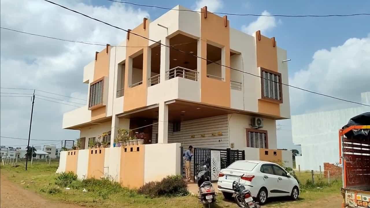 धुळे जिल्ह्यातील साक्री तालुक्यामध्ये पिंपळनेर शहरात एक थरारक घटना घडली. राजमाता हॉकिंग परिसर प्रभात हॉटेलजवळ काल पहाटे सेवानिवृत्त शिक्षिका सुरेखा शिंदे यांच्या घरी दोन हिंदी भाषिक चोरांनी चोरीचा धाडसी प्रयत्न केला. मात्र, शिंदे मॅडम यांच्या हिंमतीमुळे आणि शेजारील कामगार महिलेच्या सतर्कतेमुळे चोरांना रिकाम्या हाताने पळून जावे लागले.