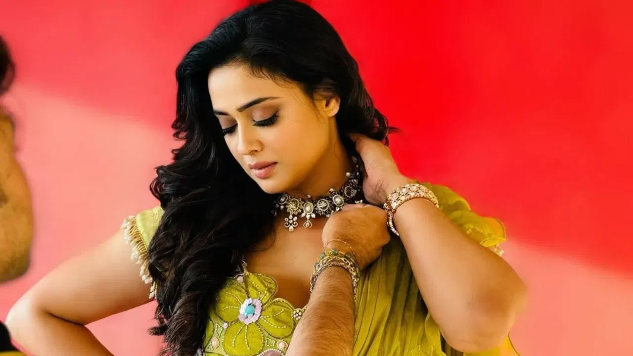 दोघांना एक मुलगी, पलक झाली, पण कौटुंबिक हिंसाचार आणि मारहाणीच्या आरोपांनंतर दोघांचा घटस्फोट झाला. घटस्फोटानंतर श्वेता तिवारी आपल्या मुलीचं, पलकचं, एकटीने संगोपन करत होती. तिने एका जुन्या मुलाखतीत खुलासा केला होता की कामासोबत मुलीचं संगोपन करणं खूप कठीण होतं.