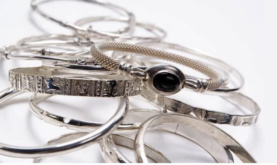 दागिने हे शंभर टक्के शुद्ध सोन्यापासून बनवले जात नाहीत. दागिने तयार करताना काही प्रमाणात इतर धातू मिसळले जातात. त्याच पद्धतीने चांदीचे दागिनेदेखील शंभर टक्के शुद्ध चांदीपासून तयार केले जात नाहीत. 