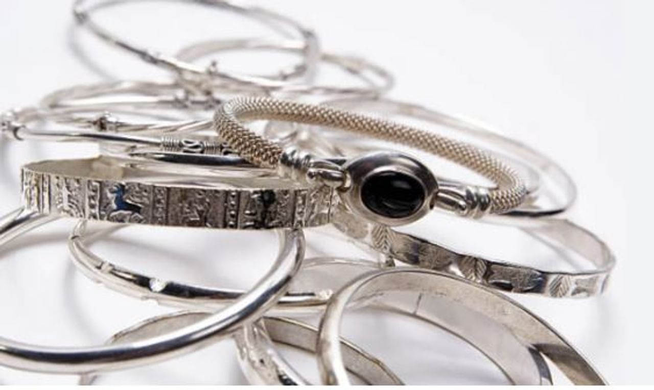 दागिने हे शंभर टक्के शुद्ध सोन्यापासून बनवले जात नाहीत. दागिने तयार करताना काही प्रमाणात इतर धातू मिसळले जातात. त्याच पद्धतीने चांदीचे दागिनेदेखील शंभर टक्के शुद्ध चांदीपासून तयार केले जात नाहीत.