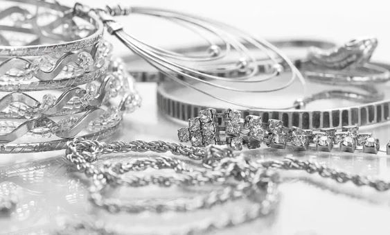 चांदीच्या दागिन्यांतही इतर काही धातू असतात. म्हणजेच चांदीचे दागिने 100 टक्के शुद्ध नसतात. तज्ज्ञांच्या मते चांदीच्या दागिन्यांत काही प्रमाणात अलॉय मिसळले जातात. 