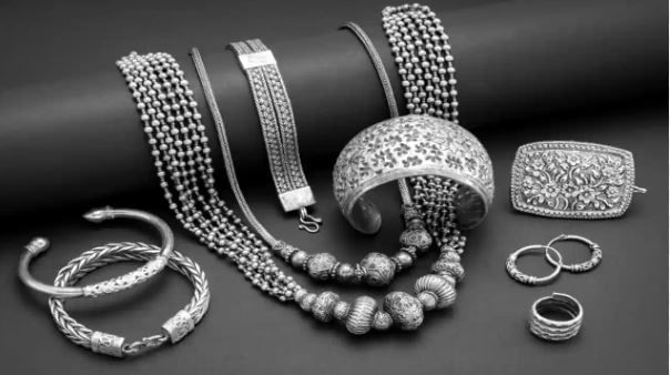 चांदीच्या दागिन्यांची मजबुती आणि चमक कायम राहण्यासाठी त्या दागिन्यांत इतर धातूंचे प्रमाण योग्य असणे फार गरजेचे असजेचे असते. तज्ज्ञांच्या मते चांदीच्या दागिन्यांत कॉपरचे प्रमाण योग्य असेल तरच  ते हॉलमार्किंगसाठी पात्र असते, असे समजले जाते. 