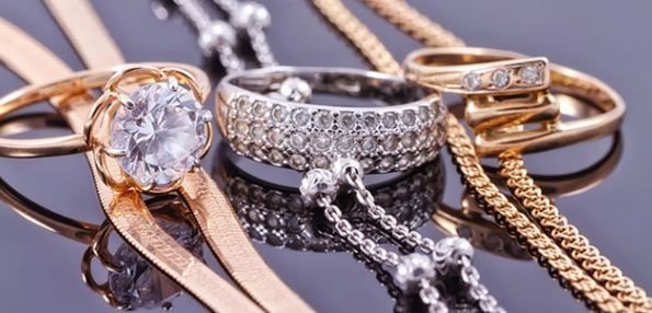 काही ठिकाणी ज्वेलर्स दागिने तयार करताना 80 टक्के चांदीदेखील वापरतात. त्यामुळे योग्य खबरदारी घेऊनच चांदीच्या दागिन्यांची खरेदी करावी. (टीप- वरच्या लेखात दिलेली माहिती ही प्राथमिक स्वरुपाची आहे. कुठेही प्रत्यक्ष वा अप्रत्यक्ष गुंतवणूक करायची असेल किंवा कोणताही आर्थिक निर्णय घ्यायचा असेल तर त्या-त्या क्षेत्रातील तज्ज्ञांचा सल्ला जरूर घ्या)