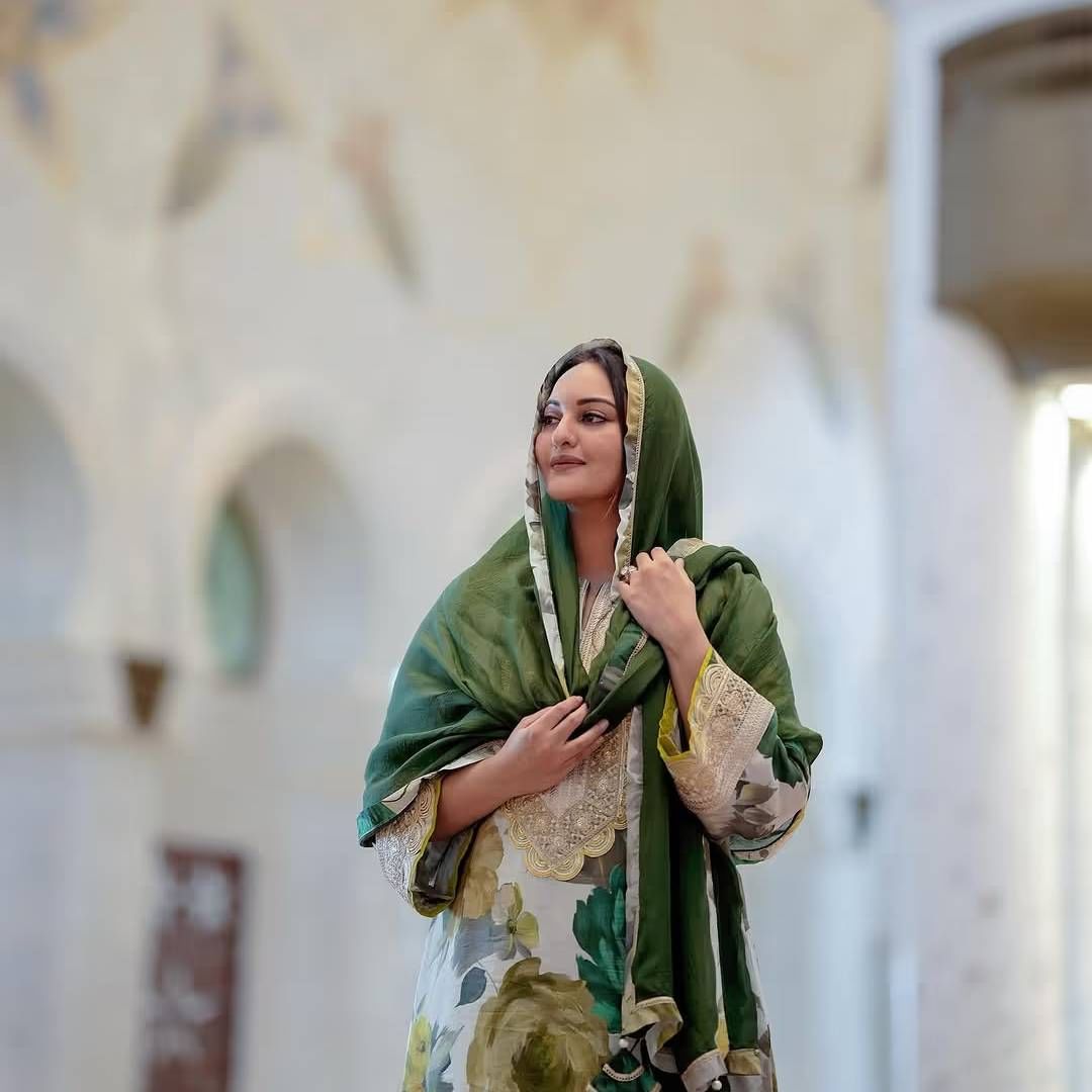 या पोस्टसोबत सोनाक्षीने एक कॅप्शन सुद्धा लिहिलय. 'अबू धाबीमध्ये एक छोटंस समाधान मिळालं' सोनाक्षीच्या या पोस्टवर एका युजरने प्रश्न उपस्थित केलाय.  