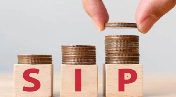 एसआयपी हा गुंतवणुकीचा चांगला पर्याय मानला जातो. गुंतवणुकीच्या या प्रकारात जोखीम असतेच. पण शेअर बाजाराच्या तुलनेत ही जोखीम कमी असते. त्यामुळेच आज कोट्यवधी लोक एसआयपी करण्याला प्राधान्य देतात. 
