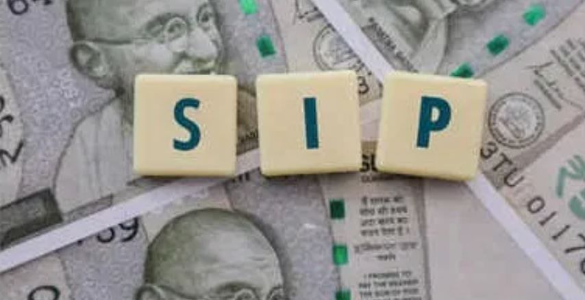 याच एसआयपीच्या मदतीने तुम्ही 5000 रुपयांच्या गुंतवणुकीच्या मदतीने करोडपती होऊ शकता. हे कसं शक्य आहे, तेस समजून घेऊ या. नियमितपणे आणि शिस्त लावून 5000 रुपयांची गुंतवणूक केली तर हे शक्य होऊ शकते.