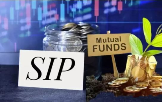 तुम्ही प्रत्येक महिन्याला 1000 रुपयांची गुंतवणूक केली तर पुढच्या 31 वर्षांत तुम्ही कोट्यधीश होऊ शकता. याच ठिकाणी तुम्ही 5000 रुपयांची एसआयपी केली तर 10 टक्क्यांच्या रिटर्नच्या हिशोबाने पुढच्या 25 वर्षात तुम्ही करोडपती होऊ शकता. 