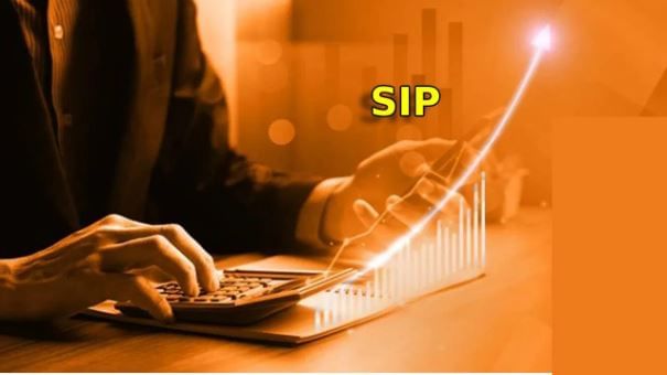 प्रत्येक महिन्याला 5000 रुपये याप्रमाणे तुम्ही सलग 25 वर्षे गुंतवणूक केली तर तुमचे एकूण 2,13,77,730 रुपये जमा होतील. तुम्ही 25 वर्षांत एकूण 59,00,823  रुपये जमा होतील. यावर तुम्हाला तब्बल 1,54,76,906  रुपये व्याज म्हणून मिळतील.