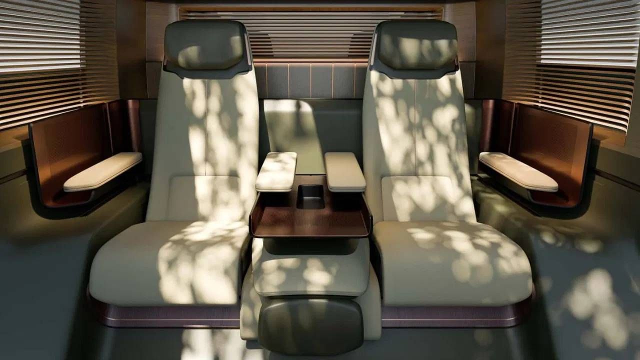 आतून ही कार एका लग्जरी लिविंग रूम सारखी आहे. तीन रागांमध्ये आरामदायक सीट्स आहेत. मागे बसणाऱ्या प्रवाशांसाठी प्रायवसी शेड्स आहेत. लेक्ससने याला 'नवीन लग्जरी स्पेसचा शोध' म्हटलं आहे. (सोर्स: LEXUS)