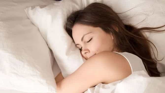 Vastu Tips : झोपताना थोडसं मीठ तुमच्या उशीखाली ठेवा अन् चमत्कार बघा, आहेत फायदेच फायदे