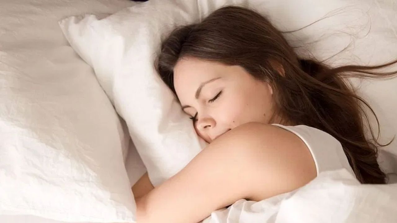 Vastu Tips : झोपताना थोडसं मीठ तुमच्या उशीखाली ठेवा अन् चमत्कार बघा, आहेत फायदेच फायदे