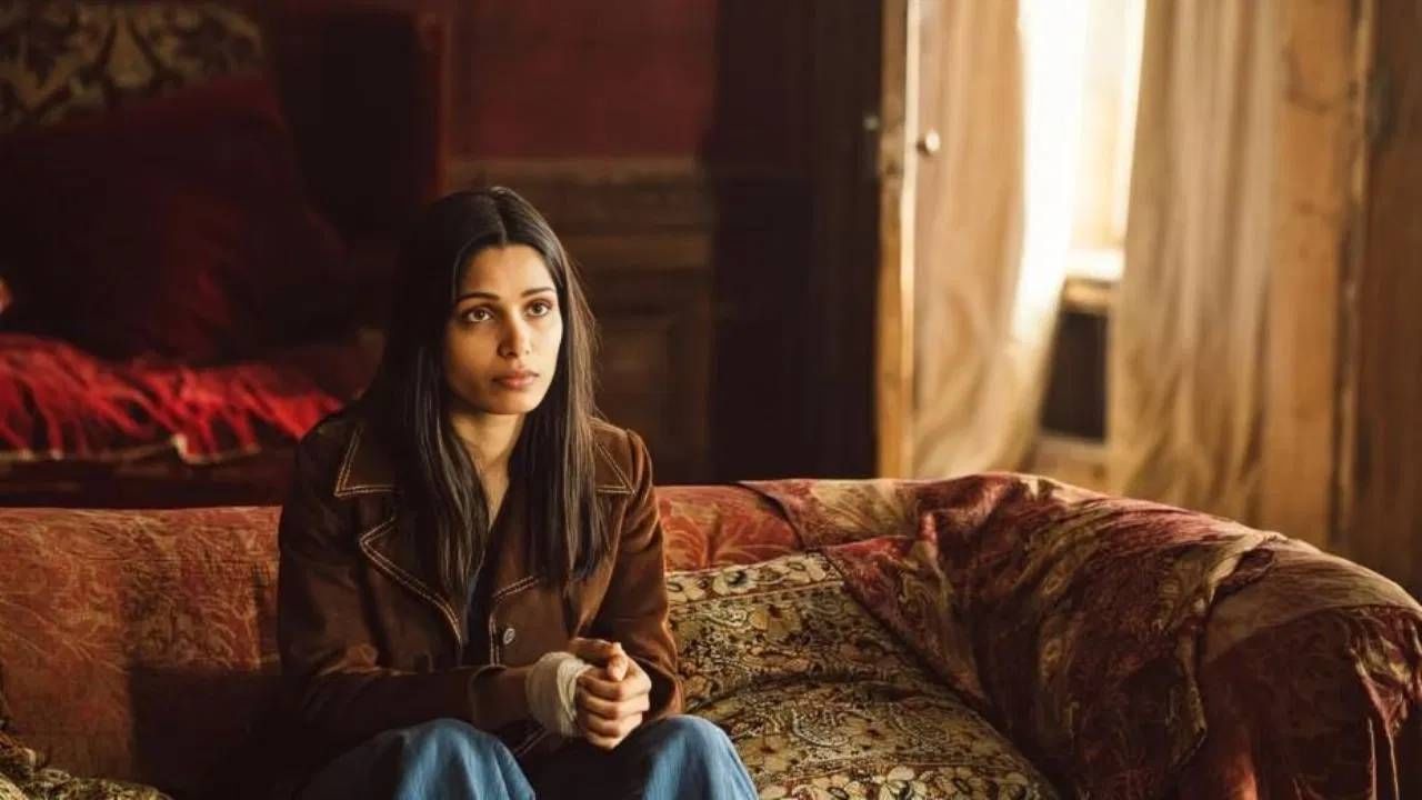 मॉडलिंग आणि अँकरिंग सोबत फ्रीडाने फिल्मस आणि टेलीविजन शो साठी ऑडिशन द्यायला सुरुवात केलेली. तिला अनेकदा रिजेक्शनचा सामना करावा लागला.  'स्लमडॉग मिलियनेयर' चित्रपटाने फ्रीडा पिंटो आणि देव पटेलला घराघरात पोहोचवलं.  हा चित्रपट ऑस्कर पर्यंत गेला.  या चित्रपटानंतर फ्रीडा आणि देव दोघांनी  हॉलीवुडकडे मोर्चा वळवला.  