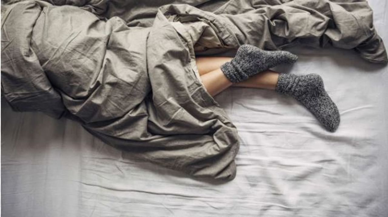 दिवसभर धापवळ केल्यानंतर रात्री शांत झोप लागावी असे प्रत्येकालाच वाटते. त्यासाठी अनेकजण वेगवेगळे फंडे वापरतात. काही लोक तर झोपण्यापूर्वी पायात सॉक्स घालून झोपतात.