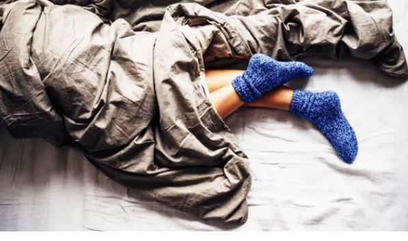 थंडीच्या काळात अनेकजण पायात सॉक्स घालून झोपी जातात. पायांना थंडी लागू नये म्हणून हा उपाय सुचवला जातो. मात्र पायात सॉक्स घालून झोपणे खरंच योग्य आहे की अयोग्य याचा कधी तुम्ही विचार केला आहे का? 