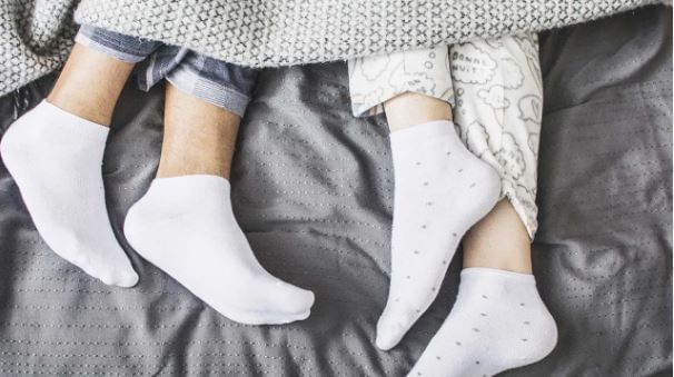 पायात सॉक्स घालून झोपी गेल्यास तुमच्या शरीराचे तापमान वाढू शकते. मोजे घातल्याने पायांना घाम येऊ शकतो. यामुळे पायांचा घान वास यायला लागतो. 