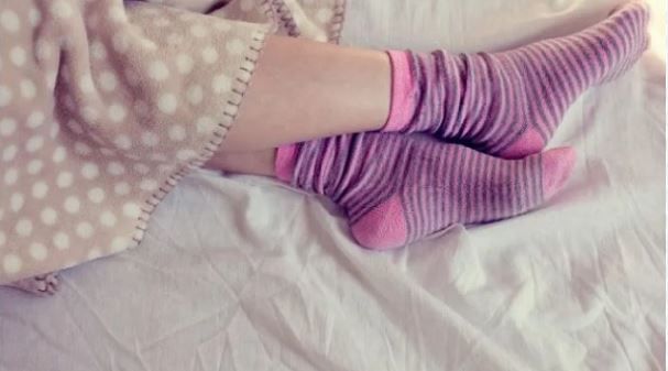 रात्रभर पायात सॉक्स घातल्याने तुम्हाला फंगल इन्फेक्शन होण्याचीही शक्यता असते. पायावर रॅशेसही होऊ शकतात. तुम्ही पायात खट्ट सॉक्स घालून झोपण्याचा प्रयत्न केला तर पायातील रक्तप्रवाहदेखील बाधित होऊ शकतो. 