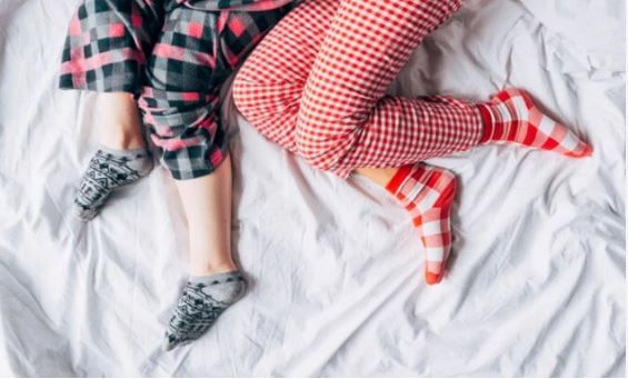 त्यामुळेच रात्री झोपताना शक्यतो पायात सॉक्स घालू नये असे सांगितले जाते. मात्र तुम्हाला जास्तच थंडी वाजत असेल तर योग्य काळजी घेऊन सॉक्स घातले पाहिजेत. 