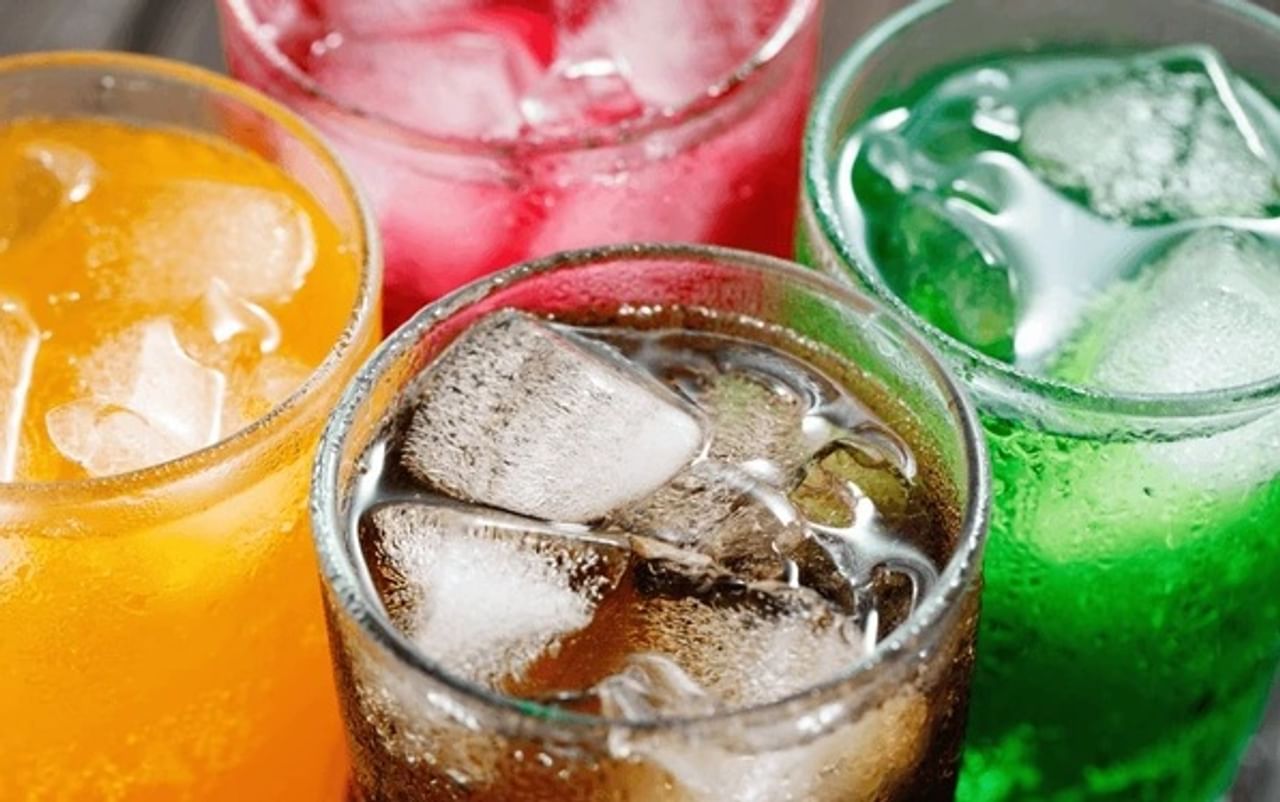 कोल्ड ड्रींक (Soda) - कोल्ड ड्रिंक खासकरुन सॉफ्ट ड्रिंक लहानापासून मोठ्यांना सर्वांना आवडते. मात्र त्याने कॅल्शियमची कमतरता होऊ शकते. या ड्रिंक्समध्ये फॉस्फोरिक एसिड असते. ते शरीरात कॅल्शियमचे शोषण रोखते.त्यामुळे हाडे हळूहळू कमजोर होतात. त्यामुळे कोल्ड ड्रींक पिणे कमी करावे. 