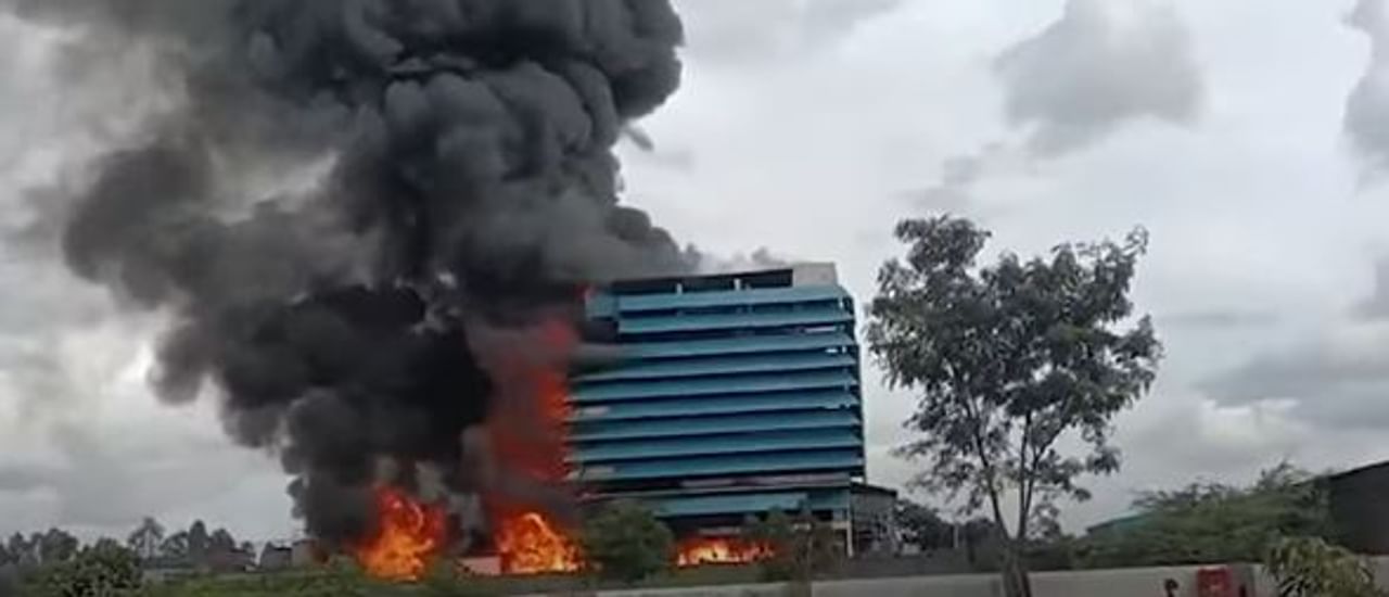 सोलापुरातील चिंचोली एमआयडीसी कंपनीला भीषण आग लागल्याची धक्कादायक घटना घडली आहे. या आगीत काही कामगार अडकल्याची भीती व्यक्त केली जात आहे.