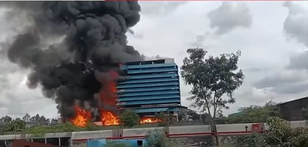 ही आग लागल्यानंतर कंपनीत मोठ्या प्रमाणात स्फोटाचे आवाज येत आहेत. त्यामुळे कंपनीच्या आत नेमकं काय घडतंय, याचा अंदाज कोणालाही बांधता येत नाहीये. या कंपनीत काही कामगार अडकल्याची भीती व्यक्त केली जात आहे.