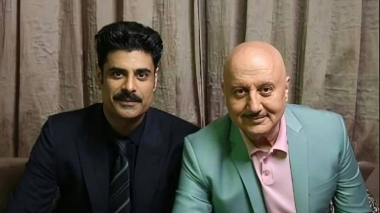 आज सिकंदर याचा बर्थ डे आहे. 31 ऑक्टोंबर 1982 रोजी सिकंदरचा जन्म झाला. सिकंदर हा किरण खेर आणि त्यांचा पहिला नवरा गौतम बेरी यांचा मुलगा आहे. सिकंदर किरण खेर यांचे दुसरे पती आणि अनुपम खेर यांचा सावत्र मुलगा आहे. वडिल गौतम गेल्यानंतर अनुपम यांनी सिकंदरच पालन पोषण केलं, त्याची काळजी घेतली.  