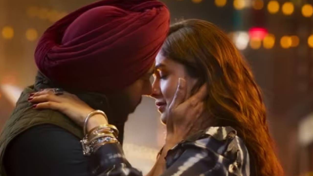 'सन ऑफ सरदार 2' हा चित्रपट थिएटरमध्ये प्रदर्शित होण्यापूर्वी त्याची बरीच चर्चा होती. परंतु प्रेक्षकांकडून त्याला अपेक्षित असा प्रतिसाद मिळाला नव्हता. समिक्षकांनीही या चित्रपटाला संमिश्र प्रतिसाद दिला होता. आता नेटफ्लिक्सवरील टॉप 10 ट्रेंडिंग चित्रपट आणि सीरिजच्या यादीत 'सन ऑफ सरदार 2' पोहोचला आहे. 
