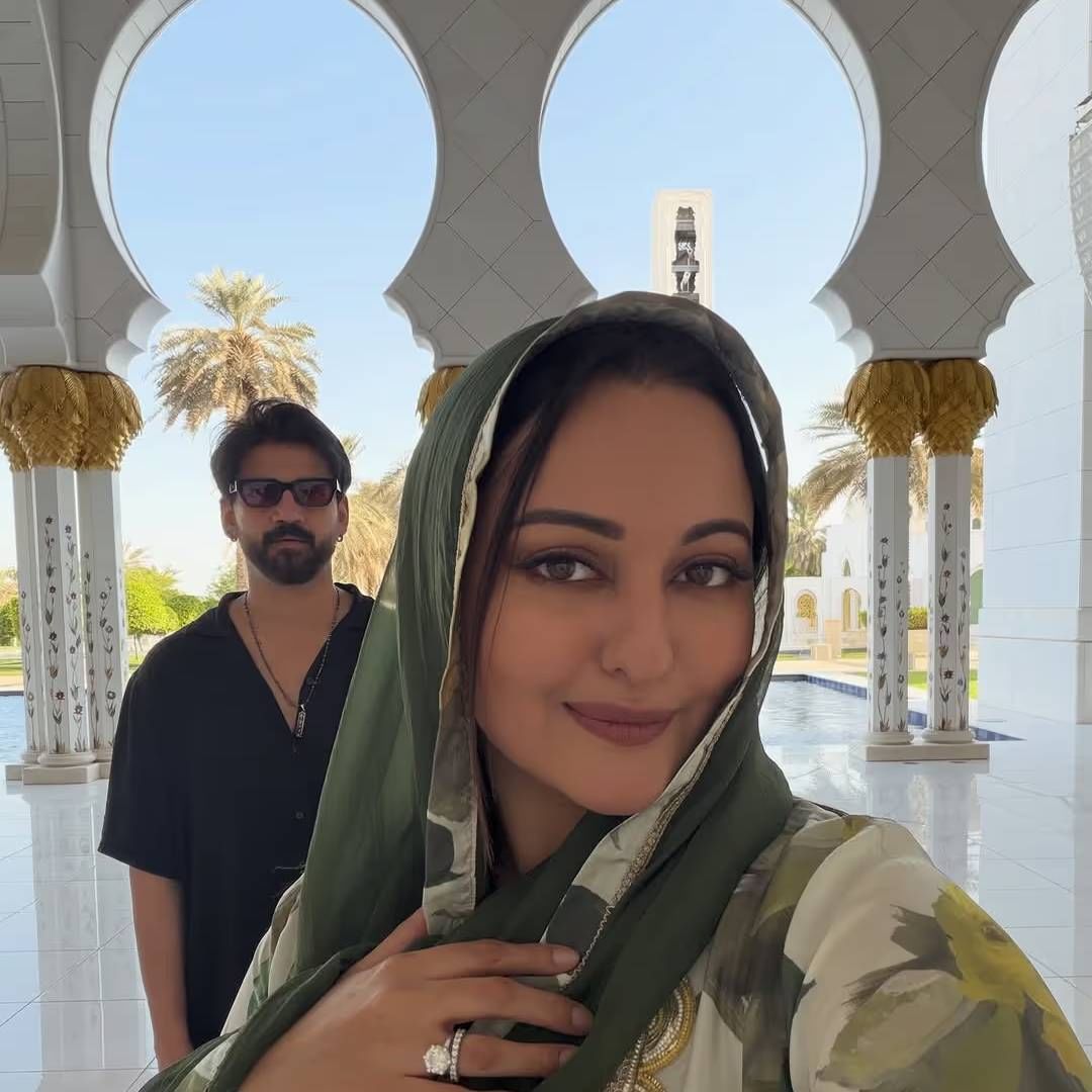 फोटोत सोनाक्षी सिन्हा सलवार सूटमध्ये दिसतेय. तिच्या डोक्यावर ओढणी होती. तिचा हा लूक खूप व्हायरल होतोय. तिच्यासोबत झहीर इकबाल सुद्धा आहे. शेअर केलेल्या फोटोंमध्ये सोनाक्षी शेख जायद ग्रँड मशिदीच सौंदर्य न्याहाळताना दिसते. तिने सोबत एक व्हिडिओ सुद्धा शेअर केलाय. 