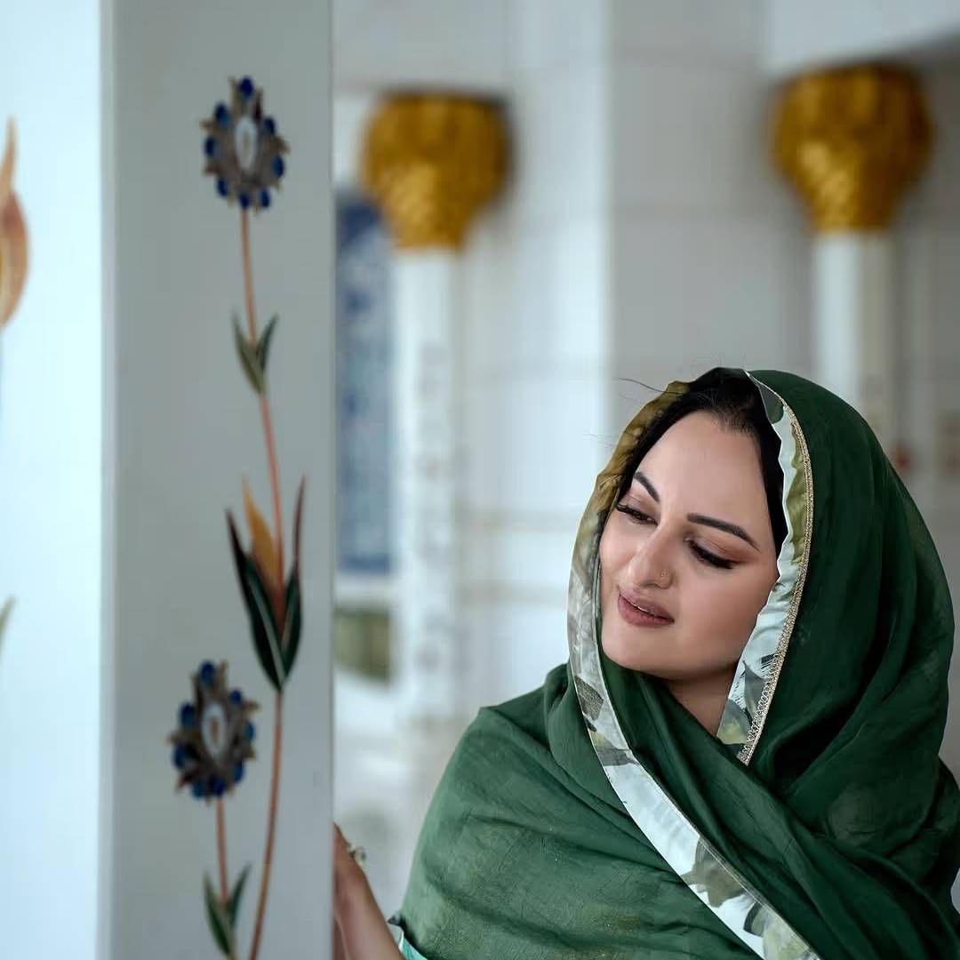 एका यूजरने लिहिलय बूट घालून मशिदीत जाणं गुन्हा आहे. त्यावर अभिनेत्रीने उत्तर दिलय. "बूट घालून आम्ही आत गेलो नाही, नीट बघं. मशि‍दीच्या बाहेर आहोत आम्ही. आत जाण्याआधी बूट बाहेर काढले. एवढं तर आम्हाला येतं"