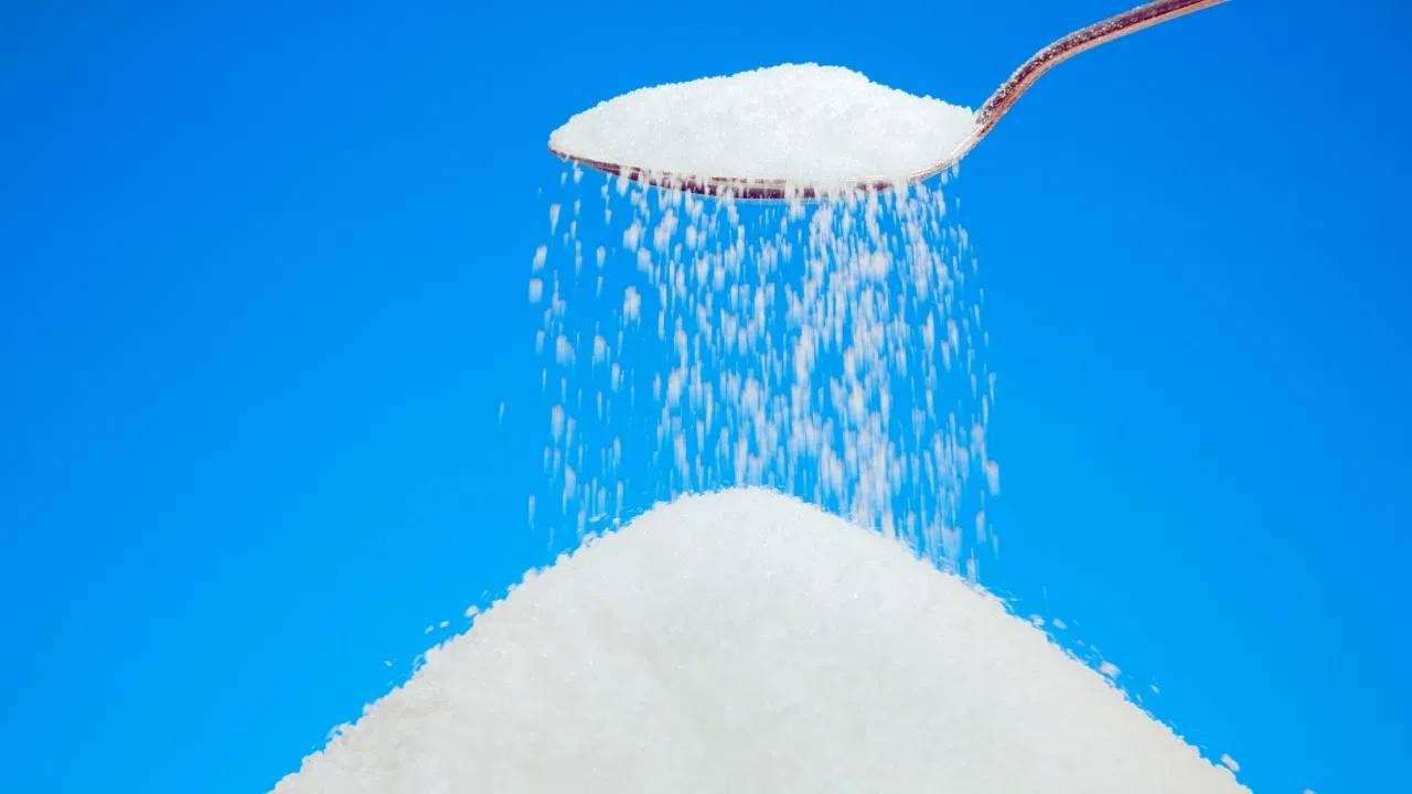 साखर खाल्ल्याने आरोग्याच्या गंभीर समस्या निर्माण होतात. तुम्ही फक्त पंधरा दिवस साखर खाणे सोडा आणि फरक बघा. साखर न खाल्ल्याने त्वचा देखील चांगली होण्यास मदत होते. 