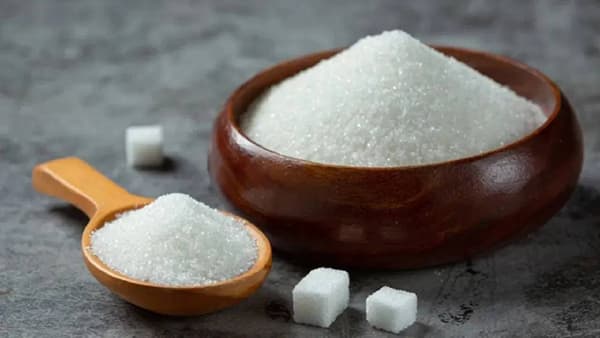 बऱ्याचदा आपण ऐकले असेल की, साखर खाणे आरोग्यासाठी अत्यंत धोकादायक आहे. साखर खाल्ल्याने आरोग्याच्या गंभीर समस्या निर्माण होतात. मात्र, आपल्यापैकी बऱ्याच लोकांची सकाळ चहाने होते आणि त्या चहामध्ये मोठ्या प्रमाणात साखर वापरली जाते.