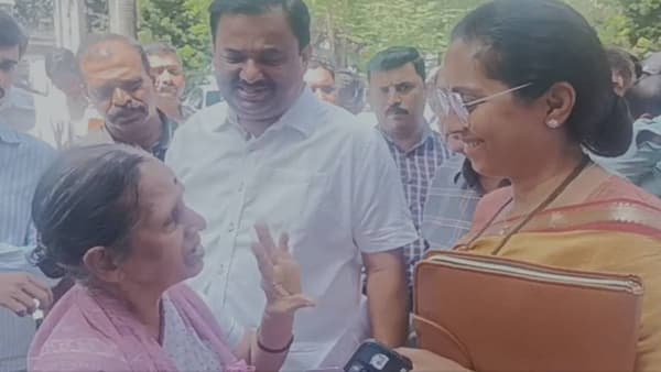 Pune Video : सीरिअलमधील जाहिरातींच्या माऱ्याने आज्जीचं डोकं भणभणलं, थेट सुळेंकडे अजब मागणी; म्हणाल्या, ताई आता तुम्हीच…
