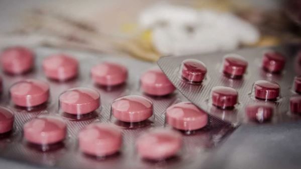 घरी आणलेल्या गोळ्या कोणताही विचार न करता आपण घेऊन टाकतो. अनेकदा काही गोळ्यांच्या पॅकेट्सवर तुम्हाला एक लाल रंगाची रेष दिसली असली. या लाल रेषेचे फार वेगळे असे महत्त्व आहे.