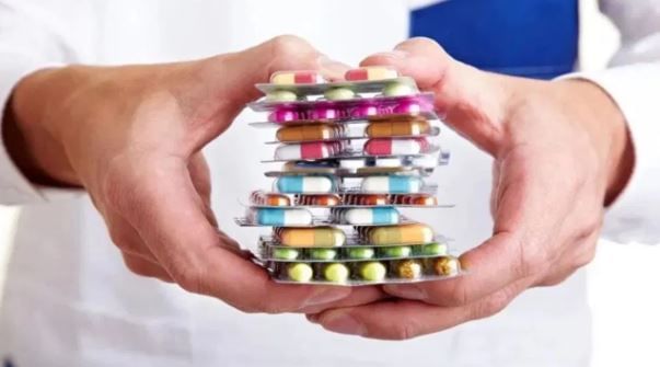 ज्या गोळीच्या पॅकेटच्या मागे लाल रंगाची रेष असते, ती गोळी डॉक्टरांनी लिहून दिल्याशिवाय घ्यायची नसते. म्हणजे डॉक्टरांच्या सल्ल्यानुसारच ही गोळी खा, असा या लाल रेषेचा अर्थ असतो. मात्र आपण या लाल रेषेकडे दुर्लक्ष करून ती खाऊन घेतो.