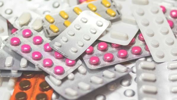 ही लाल रेष म्हणजे सामान्य जनता आणि औषधांची विक्री करणाऱ्यांसाठी सतर्कतेचा एक संदेश असतो. डॉक्टरांच्या सल्ल्याशिवाय ही गोळी घेतल्यास तुमच्या शरीरावर वाईट परिणाम पडू शकतात, असे यातून सांगायचे असते.