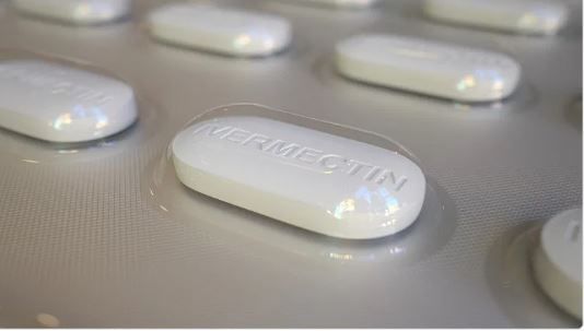 यासोबतच वेदनाशामक, अँटी एग्झायटी, झोप येणाऱ्या गोळ्यांचा रंग निळा असतो. तर उर्जा वाढवणाऱ्या गोळ्यांचा रंग लाल असतो. निळा रंग पाहून मनाला शांती मिळते. तर लाल रंग पाहून उत्साही असल्यासारखे वाटते. याचाही विचार गोळ्या तयार करताना केला जातो.