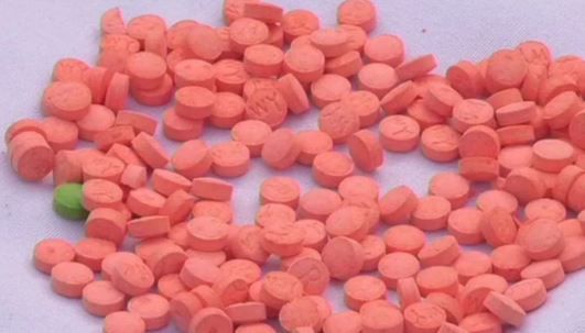 काही गोळ्या उन्हामुळे खराब होतात. त्यामुळे त्यांच्यावर गडद रंगाने कोटिंग केली जाते. गोळ्यांची गुणवत्ता कायम राहावी यासाठीदेखील गोळ्यांना रंग दिला जातो.