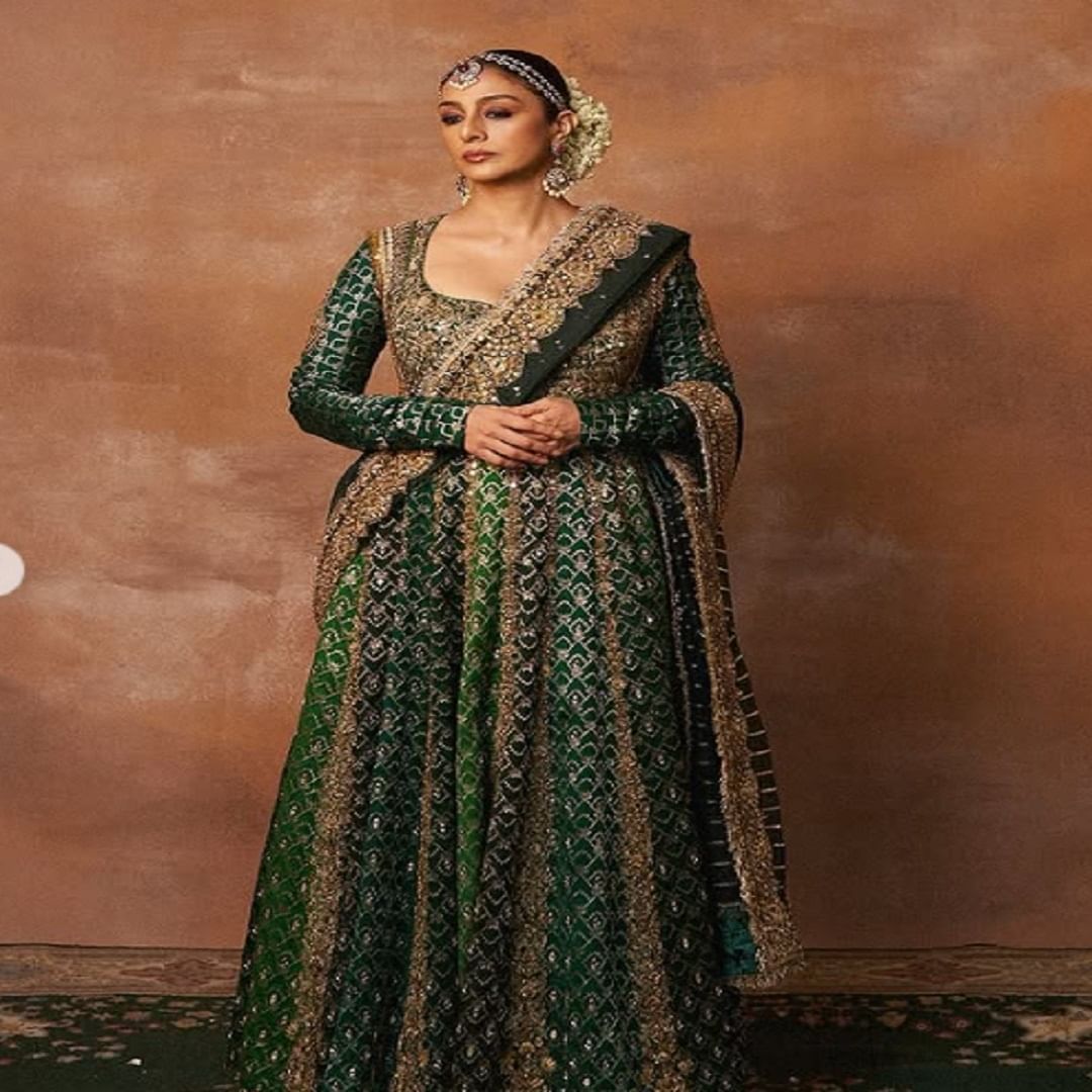 फोटोंवर चाहत्यांनी देखील लाईक्स आणि कमेंटचा वर्षाव केला आहे. अनेक चाहते फोटोंवर कमेंट करत म्हणाली, मला वाटत नाही की याइतके सुंदर कोणी असेल... 53 व्या वर्षी अभिनेत्री चाहत्यांना फॅशन गोल्स देत असते. 