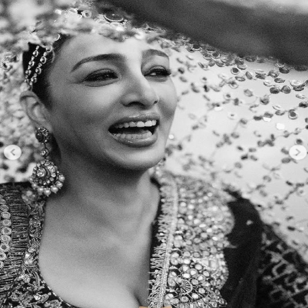 तब्बू हिने सोशल मीडियावर स्वतःचे काही फोटो  पोस्ट केले आहे. पारंपरिक लूकमध्ये अभिनेत्रीने फोटो पोस्ट केलेत आणि ते फोटो चाहत्यांना देखील प्रचंड आवडले आहेत. सध्या सर्वत्र फक्त आणि फक्त तब्बू हिच्या फोटोंची चर्चा रंगली आहे. 