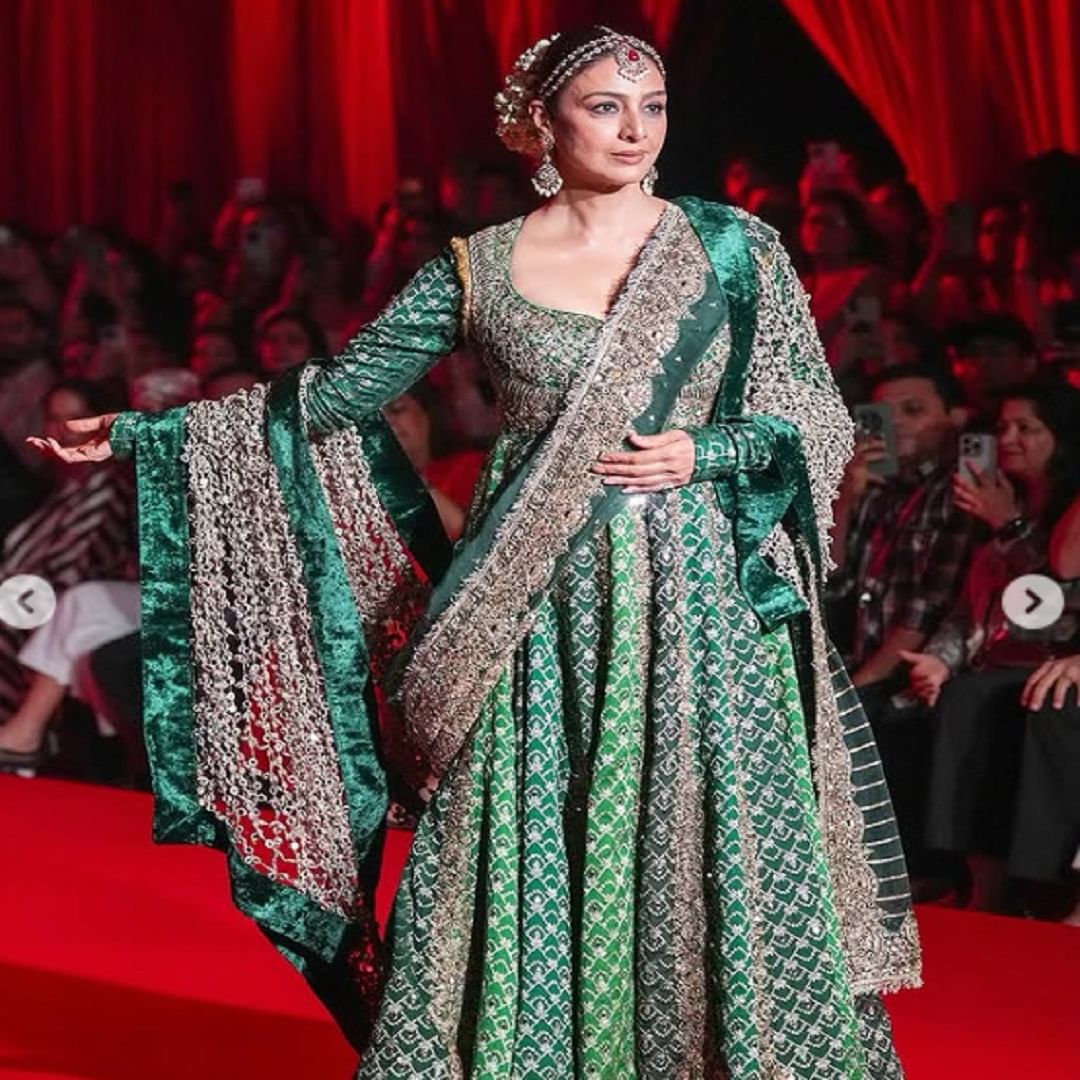 एक काळ असा होता जेव्हा तब्बू हिचा बॉलिवूडमध्ये बोलबाला होता. तब्बू फक्त तिच्या प्रोफेशनल आयुष्यामुळे नाही तर खासगी आयुष्यामुळे देखील चर्चेत असते. सोशल मीडियावर देखील अभिनेत्री सक्रिय असते. 