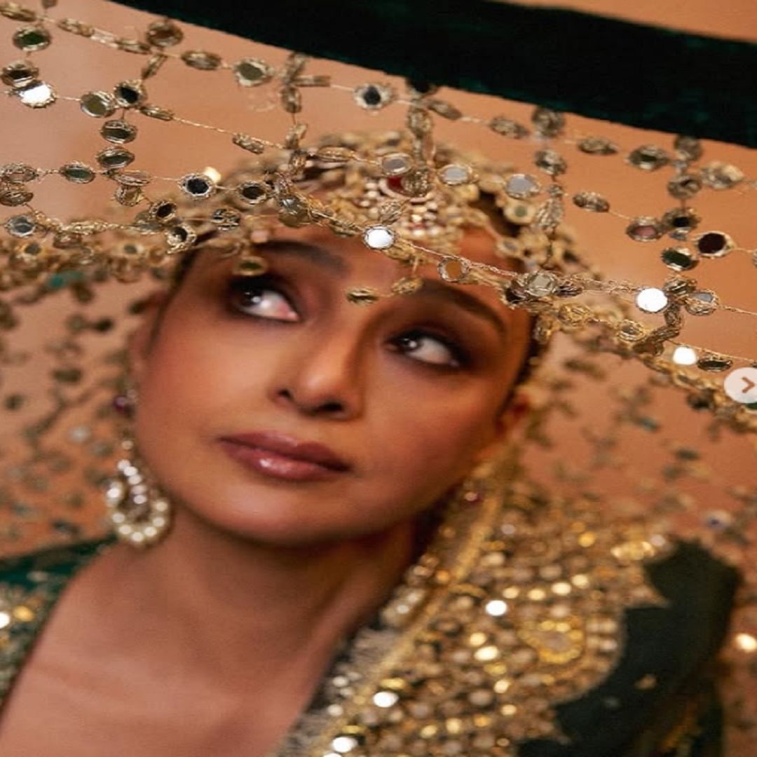 वयाच्या 53 व्या वर्षी देखील अभिनेत्री प्रचंड बोल्ड आणि ग्लॅमरस दिसते. तिच्या ग्लॅमरपुढे तरुणी देखील फेल आहेत. अभिनेत्री कायम चाहत्यांनी फॅशम गोल्स देत असते.