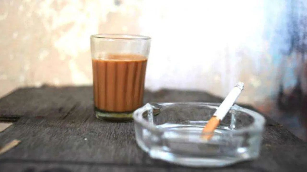 धूम्रपान करणाऱ्या लोकांची संगत टाळणे हा सवय सोडण्याचा एक प्रभावी मार्ग आहे. शरीराचा आळस किंवा ताण घालवण्यासाठी वापरले जाणारे चहा आणि सिगारेटचे कॉम्बिनेशन हे तुमच्या आरोग्यासाठी फार घातक ठरू शकते. त्यामुळे, वेळीच सावध व्हा आणि आपले आरोग्य जपण्याचा प्रयत्न करा.