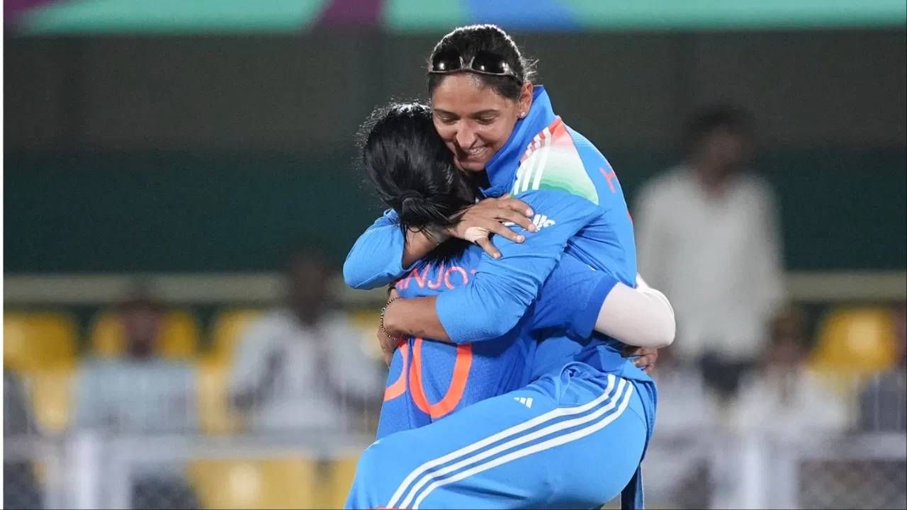 काही महिला खेळाडू अशा आहेत, ज्यांच्यासाठी हा पहिला वर्ल्ड कप आहे. सगळ्यांच्या कुटुंबांची आर्थिक स्थिती एकसारखी नसते. काही अशा सुद्धा महिला खेळाडू आहेत, ज्यांना इथवर पोहोचण्यासाठी गरीबीशी संघर्ष करावा लागलाय. (Photo: PTI)