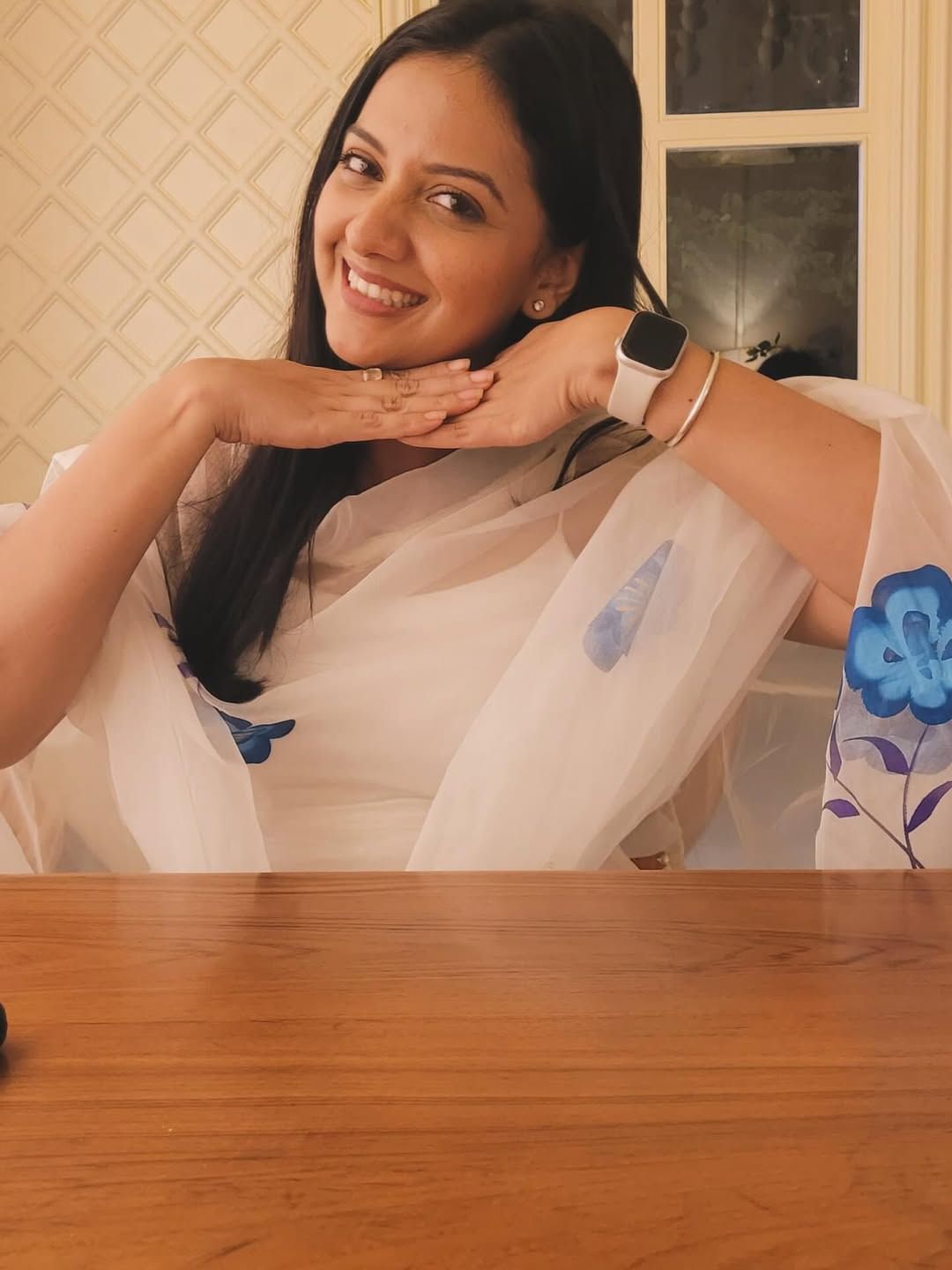 चिवडा हा बाकीच्या पदार्थांपेक्षा तो थोडा हेल्दी असतो आणि त्यात कितीतरी गोष्टींचं मिश्रण असतं. त्याचप्रमाणे, मी सुद्धा अनेक विषयांवर बोलते आणि लोकांच्या मनाला आधार देण्याचा प्रयत्न करते., असे तेजश्री म्हणाली.