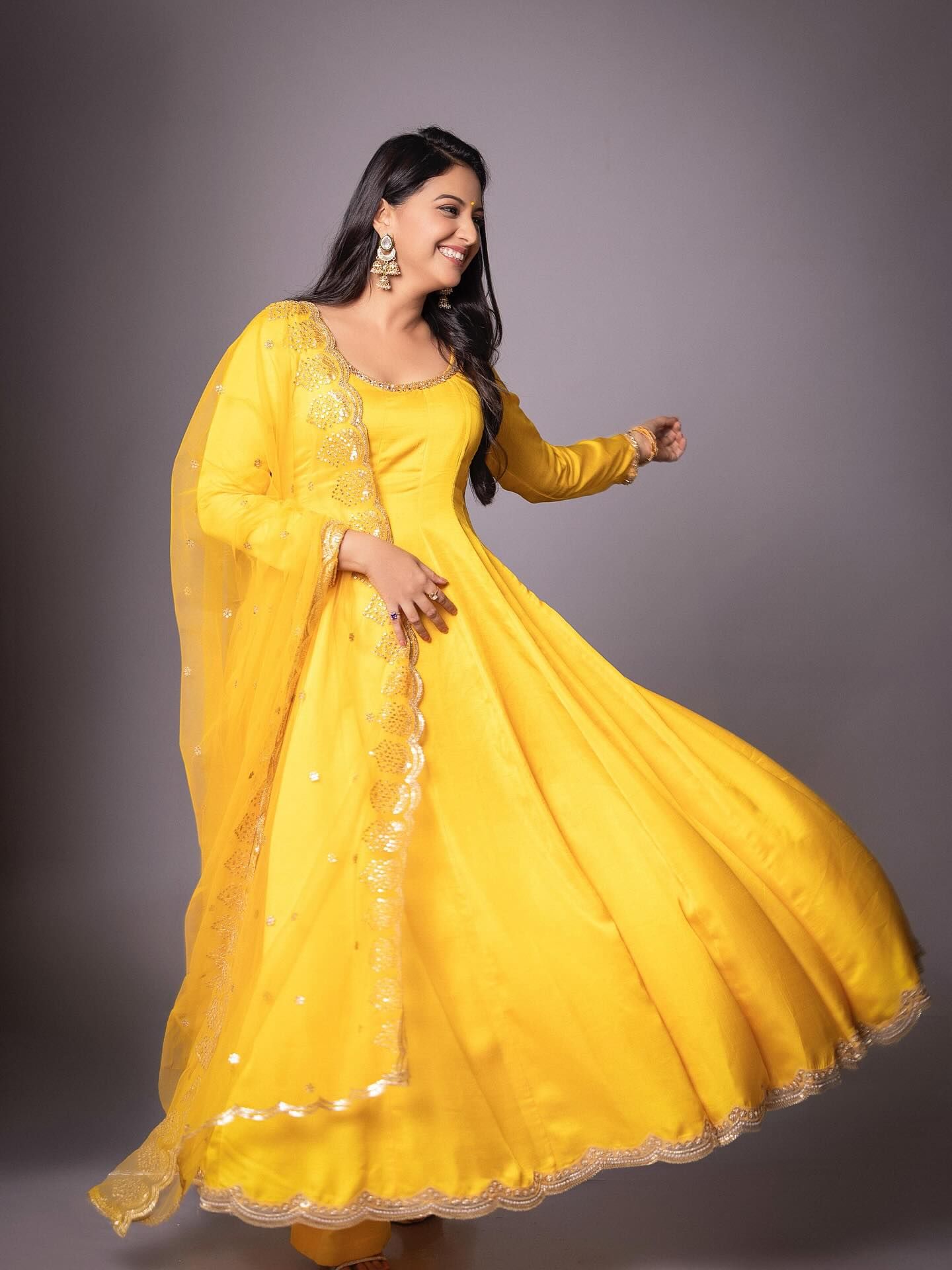 'झी मराठी'वरील लोकप्रिय मालिका 'वीण दोघातली ही तुटेना' मधील 'स्वानंदी' म्हणजेच अभिनेत्री तेजश्री प्रधानने दिवाळीच्या निमित्ताने स्वतःच्या व्यक्तिमत्त्वाची भन्नाट तुलना केली आहे. नुकतंच तेजश्रीला 'तू दिवाळीतील कोणत्या फटाक्यासारखी आहेस?' असा प्रश्न विचारण्यात आला. तेव्हा तिचं उत्तर ऐकून चाहतेही हसू लागले.