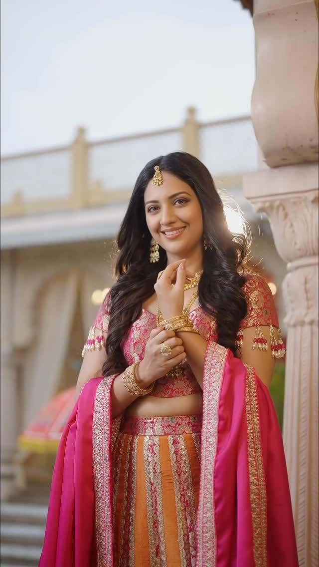 मला वाटतं मी फुलबाजीसारखी आहे. फुलबाजी 'तड तड' करत प्रकाश देते, पण त्याच वेळी एक शांत आणि हळूवार अनुभवही देते. ती हळूहळू मंद होत जाते आणि त्यात एक सौंदर्य आहे. असे तेजश्रीने म्हटले.