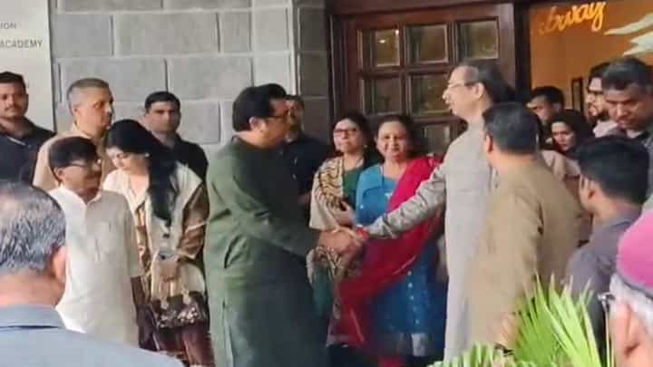 Thackeray Brothers : राज ठाकरे पुन्हा मातोश्रीवर, ठाकरे बंधूंमधील जवळीक वाढली! भेटीचं कारण काय? चर्चांना उधाण Thackeray Brothers : राज ठाकरे पुन्हा मातोश्रीवर, ठाकरे बंधूंमधील जवळीक वाढली! भेटीचं कारण काय? चर्चांना उधाण