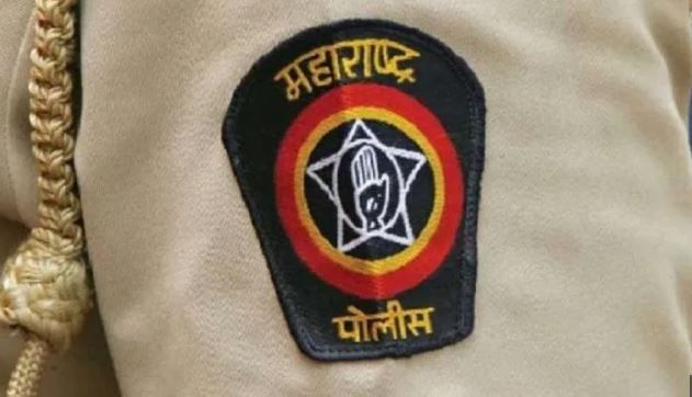 ठाणे जिल्ह्यातील कल्याण परिसरात पोलिसांनी अवघ्या दोन वर्षांच्या मुलीवर खुनाचा प्रयत्न केल्याचा गुन्हा दाखल केला आहे. पोलिसांच्या या कारवाईवर सगळीकडे आश्चर्य व्यक्त केले जात आहे. 