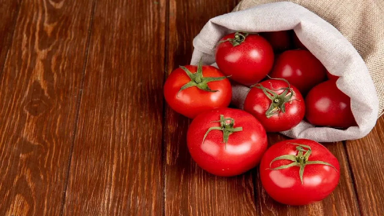 टोमॅटो: नपुंसकतेने ग्रस्त पुरुषांमध्ये लायकोपीनचे प्रमाण खूपच कमी असते, ज्यामुळे शुक्राणूंची संख्या आणि सक्रियतेवर परिणाम होतो. ज्या लोकांमध्ये प्रजनन क्षमता कमी आहे, त्यांनी टोमॅटोचे सेवन करावे. कारण यामध्ये लायकोपीनचे प्रमाण जास्त असते, जे एक उत्तम अँटिऑक्सिडंट आहे. हे लैंगिक समस्यांचे निराकरण करण्यात खूप प्रभावी ठरते.