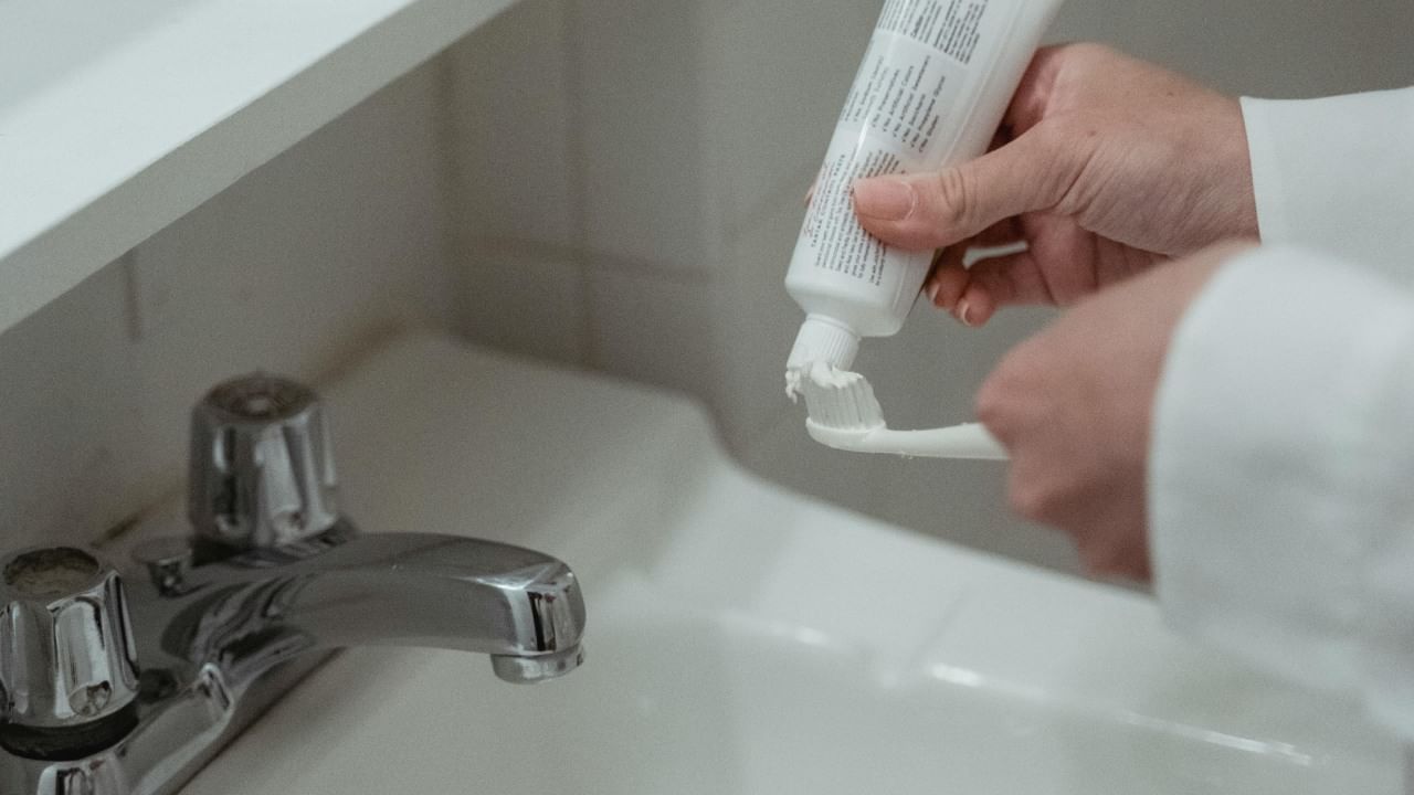 तज्ज्ञांनी दिलेल्या माहितीनुसार, चांगले दात घासल्यास मधुमेह होण्याचा धोका कमी होतो. जे लोक दिवसातून तीन किंवा त्याहून अधिक वेळा दात घासतात, त्यांना मधुमेह होण्याचा धोका ८ टक्के कमी असतो. याउलट, ज्यांचे दात किडलेले आहेत किंवा हिरड्यांचे आजार आहेत, त्यांना मधुमेह होण्याचा धोका जास्त असतो.