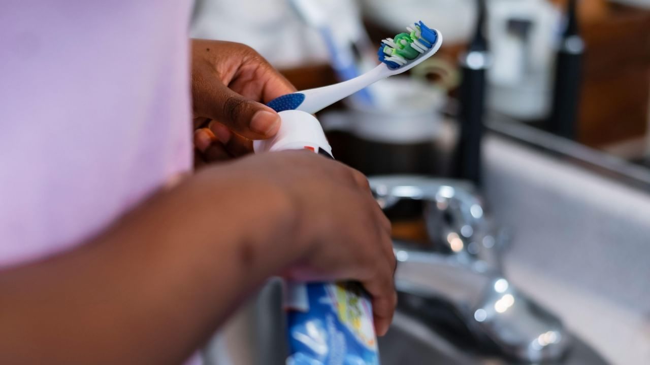 सकाळी उठल्यावर लगेचच दात घासावेत. कारण रात्री झोपताना तोंडात लाळ कमी बनते. ज्यामुळे तोंडात जिवाणू वाढतात आणि ते आम्ल तयार करतात. जेव्हा तुम्ही सकाळी ब्रश करता तेव्हा हे आम्ल आणि रात्रीचे जमा झालेले जिवाणू बाहेर काढले जातात.